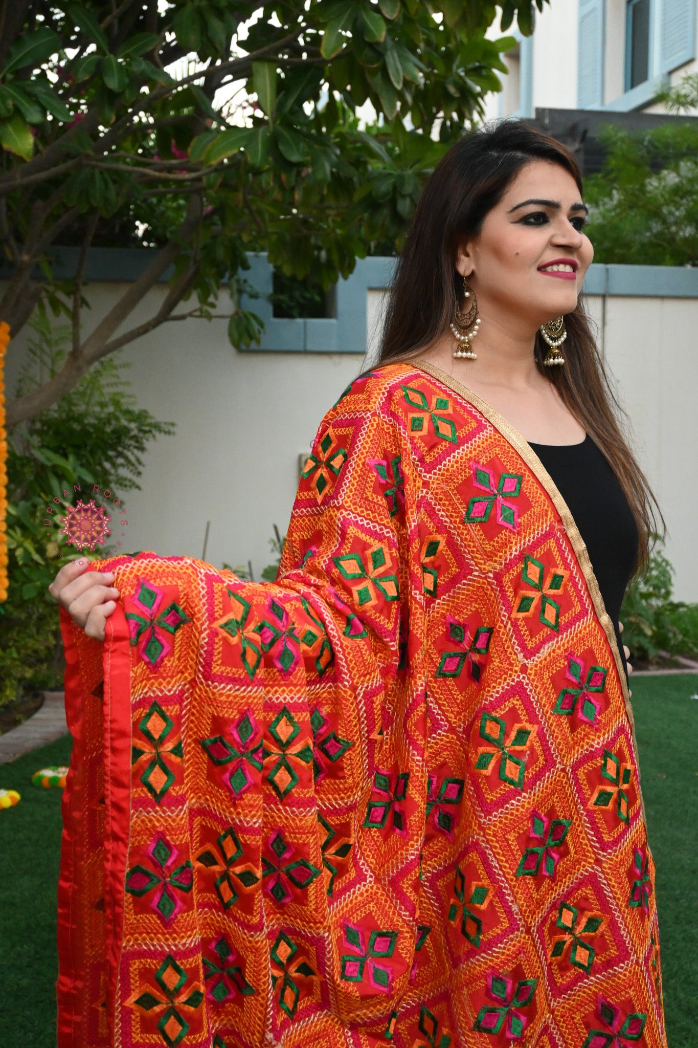 Red phulkari dupatta on sale with plain suits