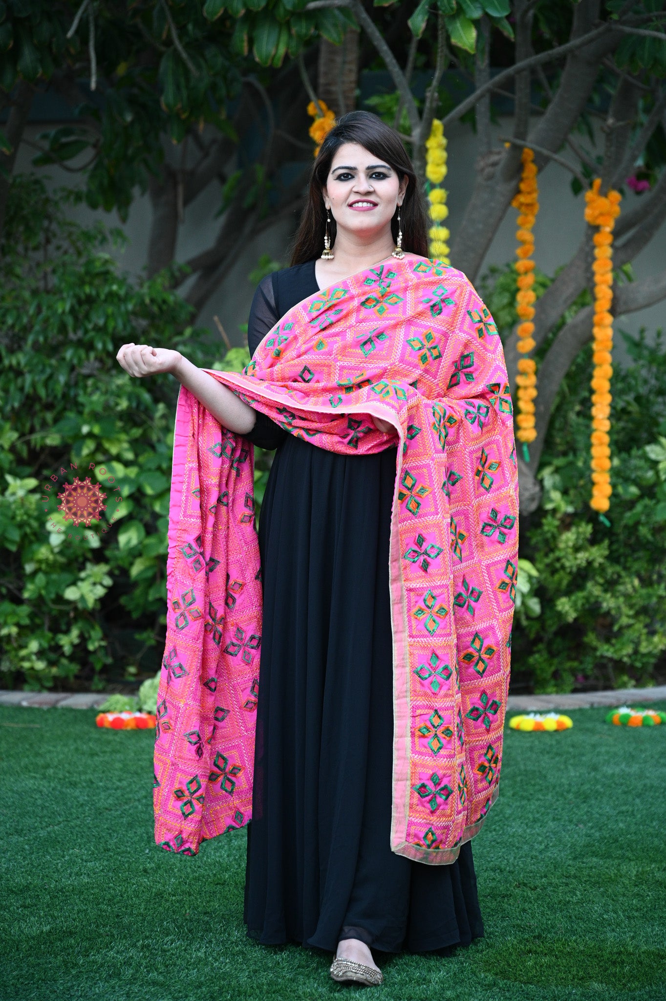 Plain black suit with phulkari clearance dupatta